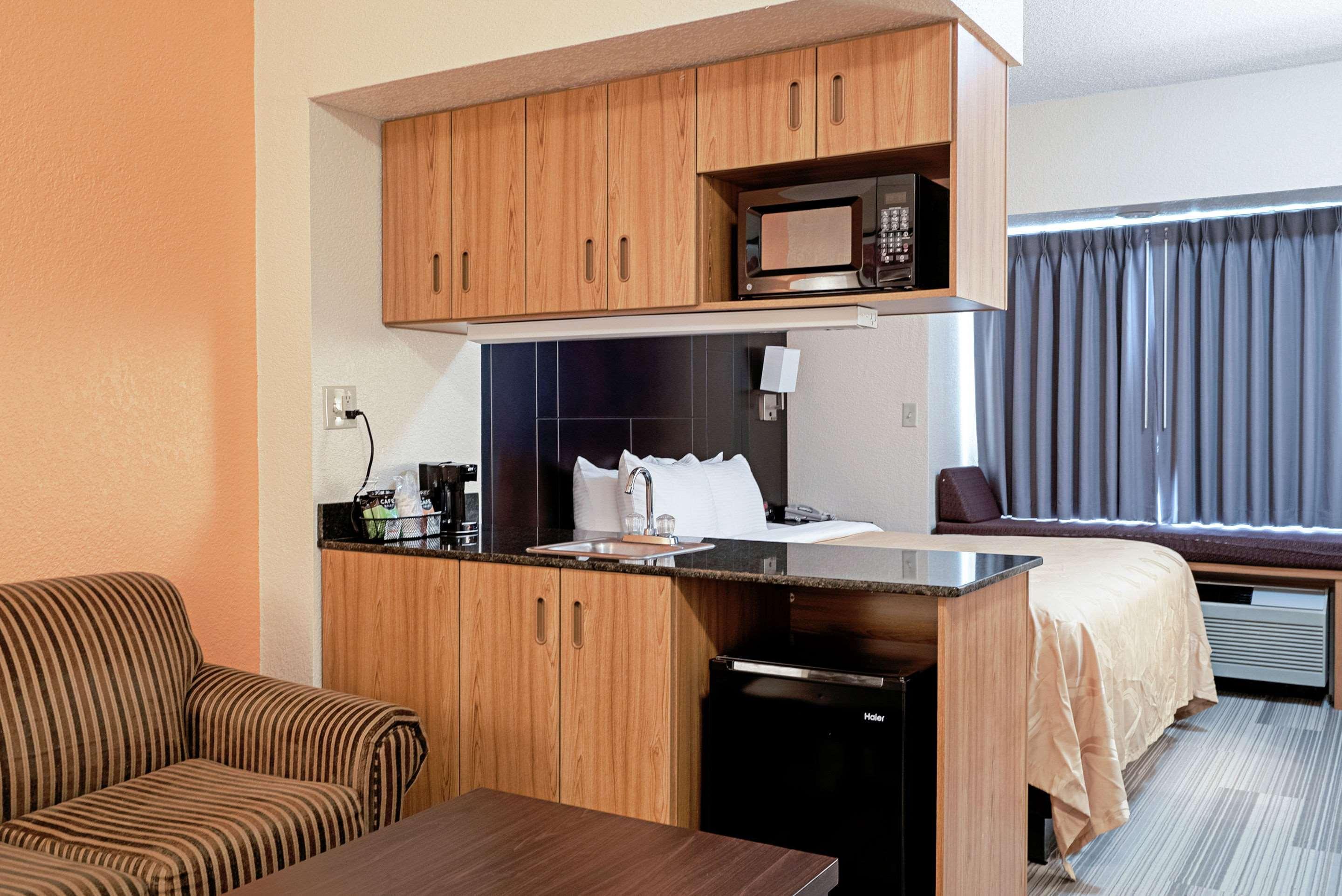 Quality Inn & Suites Робинсвил Екстериор снимка