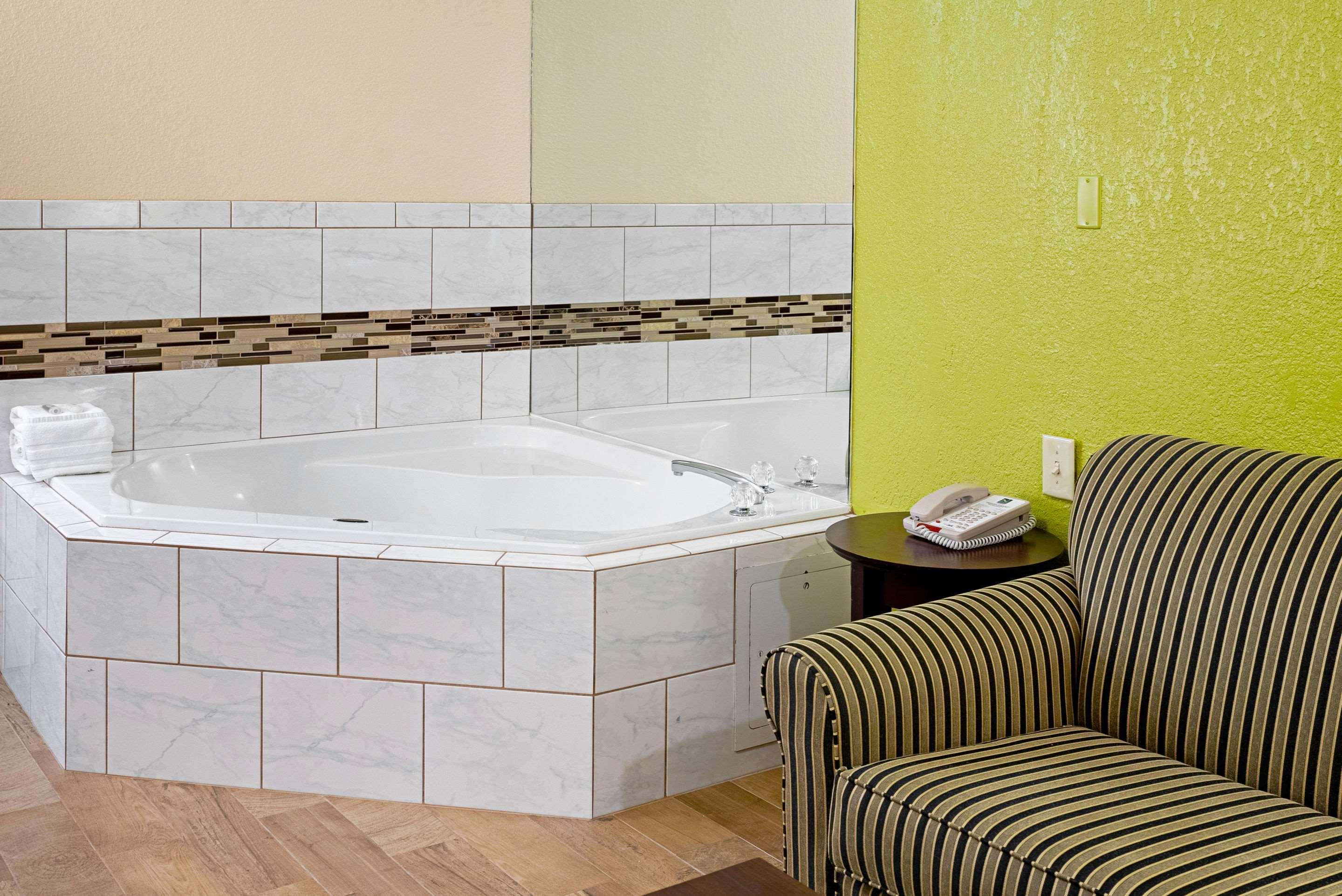 Quality Inn & Suites Робинсвил Екстериор снимка
