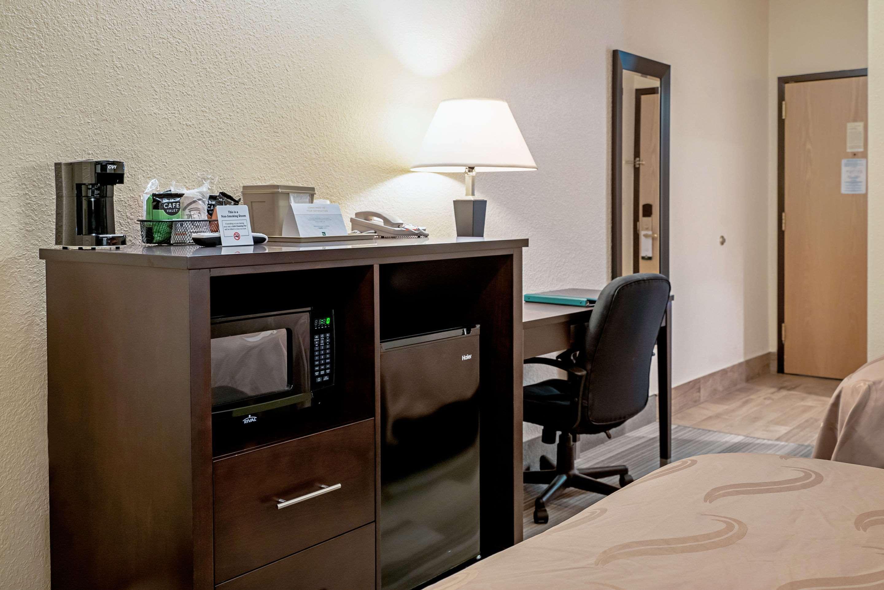 Quality Inn & Suites Робинсвил Екстериор снимка