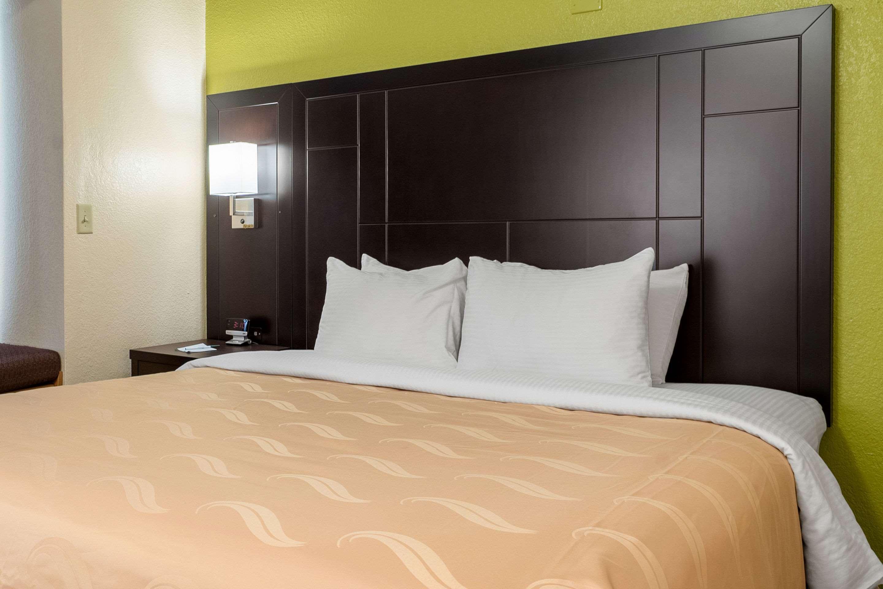 Quality Inn & Suites Робинсвил Екстериор снимка