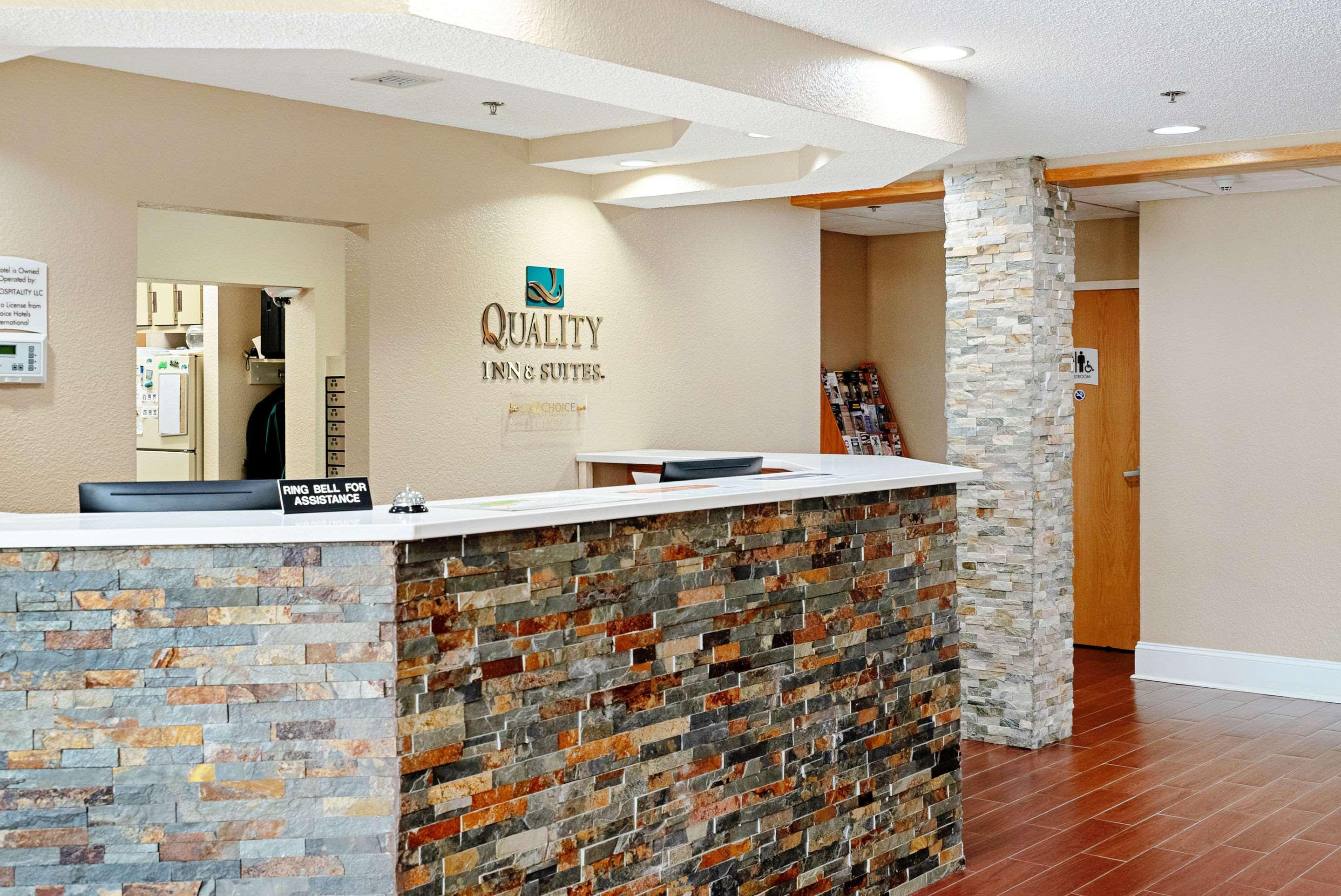 Quality Inn & Suites Робинсвил Екстериор снимка