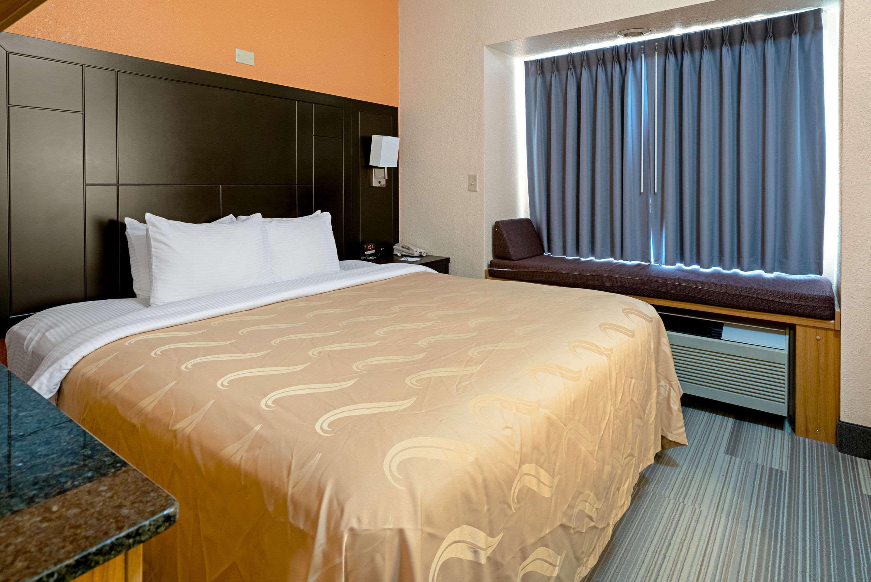 Quality Inn & Suites Робинсвил Екстериор снимка