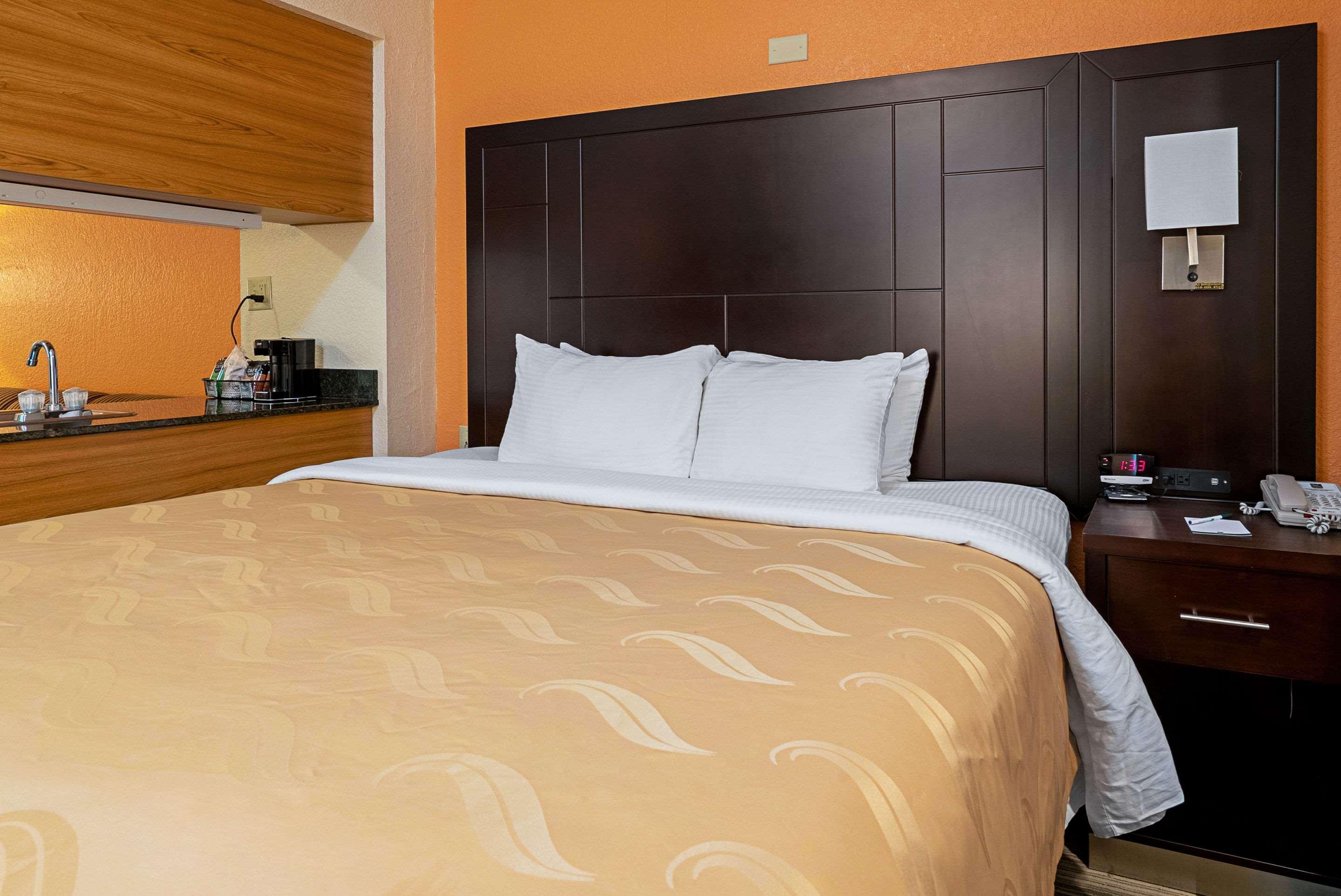 Quality Inn & Suites Робинсвил Екстериор снимка