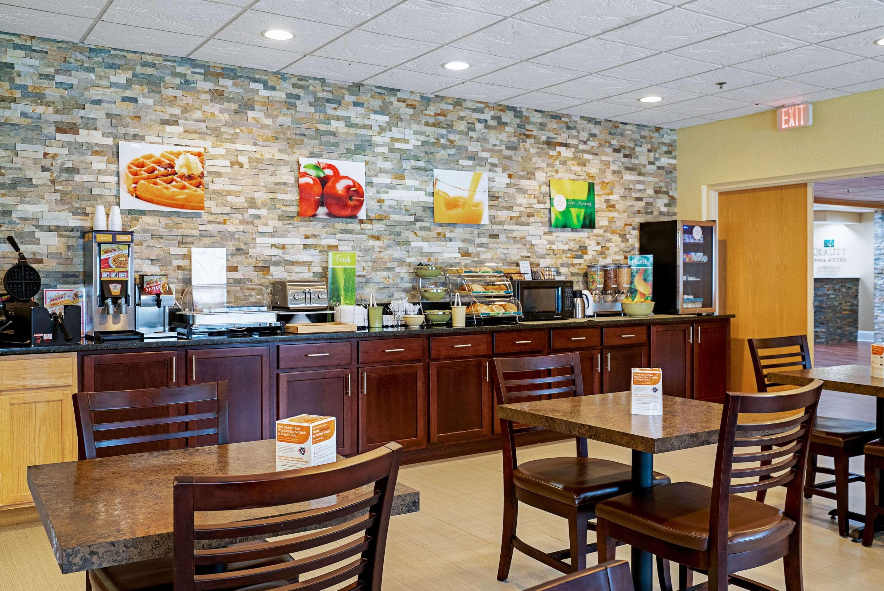 Quality Inn & Suites Робинсвил Екстериор снимка