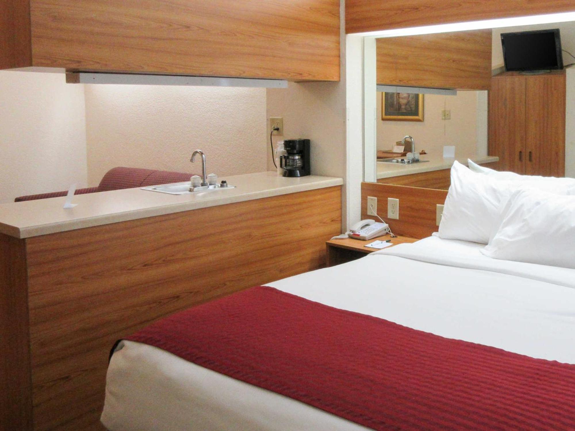 Quality Inn & Suites Робинсвил Екстериор снимка